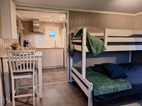 Η κουζίνα ή μικρή κουζίνα στο By the pond