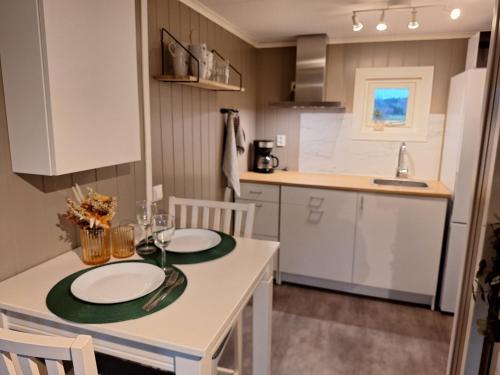 Η κουζίνα ή μικρή κουζίνα στο By the pond