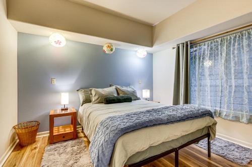 ein Schlafzimmer mit einem Bett und einem Fenster in der Unterkunft Redwoods Escape with Hot Tub Near Russian River! in Rio Nido