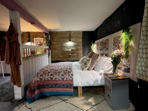 ein Schlafzimmer mit einem Bett und einer Holzwand in der Unterkunft Charming two-bedroom apartment, One Drake Road, Tavistock in Tavistock