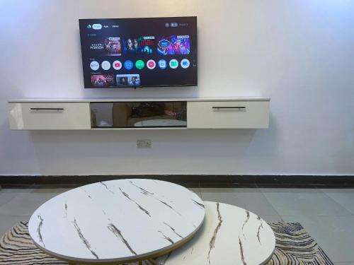 Μια τηλεόραση ή/και κέντρο ψυχαγωγίας στο Luxury 1 Bedroom & Parlor GRA IKeja