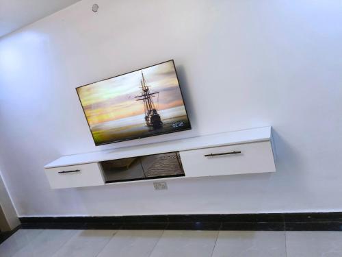 Μια τηλεόραση ή/και κέντρο ψυχαγωγίας στο Luxury 1 Bedroom & Parlor GRA IKeja