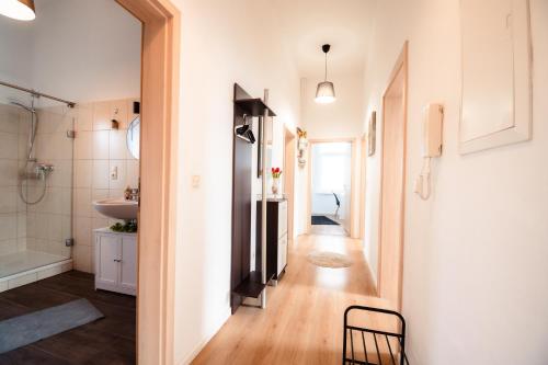 a hallway of a bathroom with a sink and a toilet at Evelyns Apartment, nahe der Therme und dem Zentrum, privat Parkplatz, Balkon, Highspeed-WLAN in Bad Kissingen