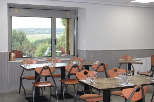 Sainte-EulalieにあるEspace Gerbierのテーブルと椅子と窓のある部屋