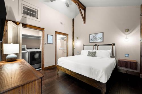 Postel nebo postele na pokoji v ubytování The Chandler Hotel