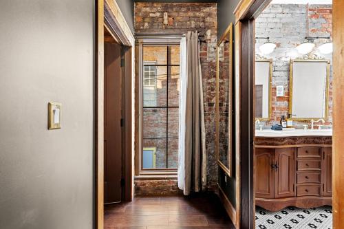 Koupelna v ubytování The Chandler Hotel