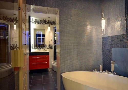 ウストロンにあるASENATA Ustroń Centrumの浴槽、洗面台、トイレを備えたバスルーム