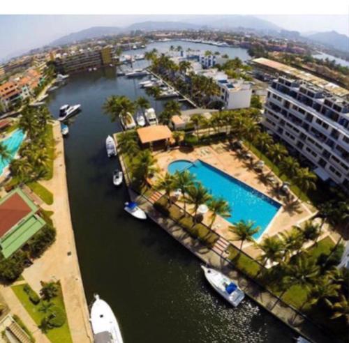 eine Luftaufnahme eines Yachthafens mit Booten im Wasser in der Unterkunft Apartment in Lechería, Beach, Marina, Shopping in El Morto de Barcelona