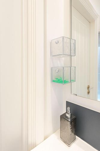 a bathroom with a sink and a mirror at LuxeView - Stylish & Comfortable 1 Bedroom House in Chafford Hundred in North Stifford