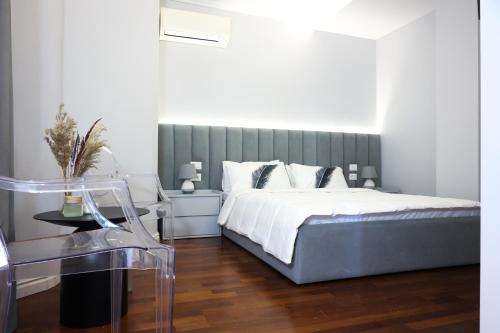 Postel nebo postele na pokoji v ubytování Lunarist Luxury Jacuzzi Suites - Tirana Prime Location