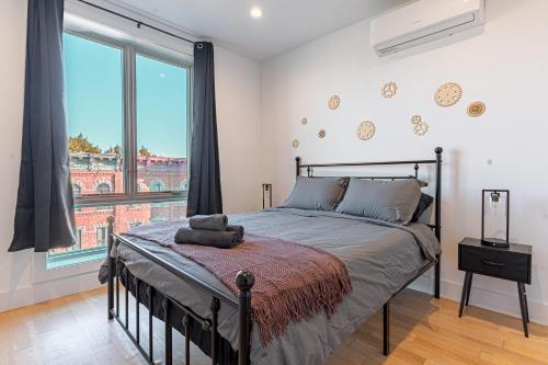 En eller flere senge i et værelse på Industrial Style Brooklyn Retreat w Balcony