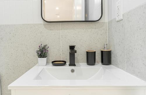 Billede fra billedgalleriet på Industrial Style Brooklyn Retreat w Balcony i Brooklyn