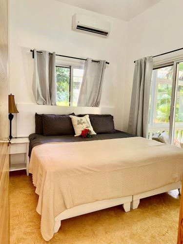 En eller flere senge i et værelse på Charming 2 bed 2bath villa 77B with private pool