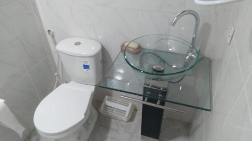 ein Badezimmer mit Toilette und Glasarbeitsplatte in der Unterkunft Apartment in Lechería, Beach, Marina, Shopping in El Morto de Barcelona