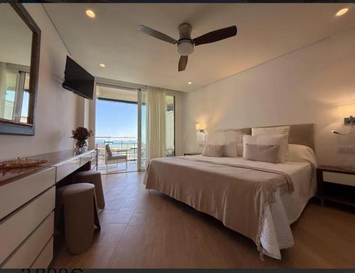 Postel nebo postele na pokoji v ubytování Gandia Tropicana Suite