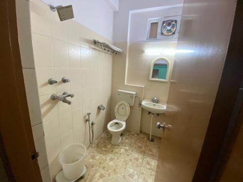 Ένα μπάνιο στο Hotel Blue Bird