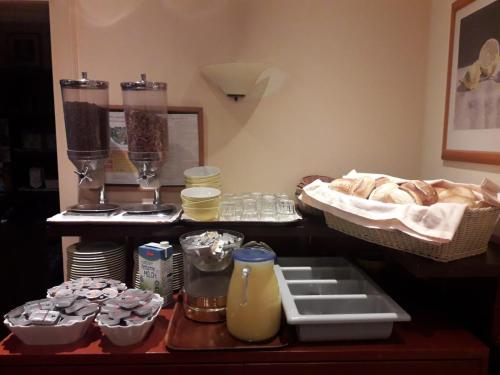 una mesa con una encimera con pan y una batidora en HOTEL S Norderstedt, en Norderstedt