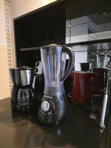 un mixeur posé sur un comptoir dans l'établissement Studio de Alto Padrão no Jardim Aquarius, à São José dos Campos