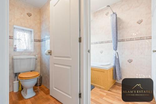 Koupelna v ubytování Roundhay Home 4-Bed with Free Parking WI-FI