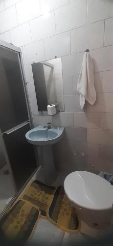 Koupelna v ubytování Casa a 20 metros da praia, simples com ótimo custo benefício - Mucuri, Ba