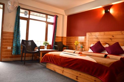 En eller flere senge i et værelse på Guruchhaya hotel and cottages