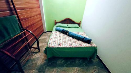 Un pat sau paturi într-o cameră la PoliceKanda view guest