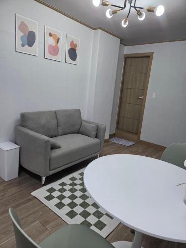 Χώρος καθιστικού στο 홍대입구 원룸