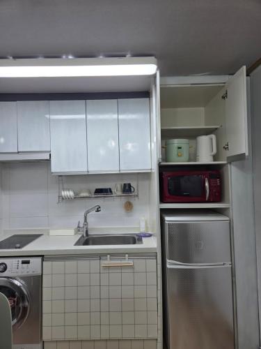 Η κουζίνα ή μικρή κουζίνα στο 홍대입구 원룸