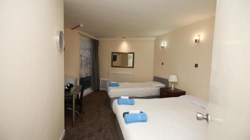 Una cama o camas en una habitación de Osterley Park Hotel