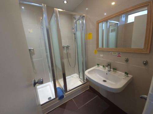 Un baño de Osterley Park Hotel