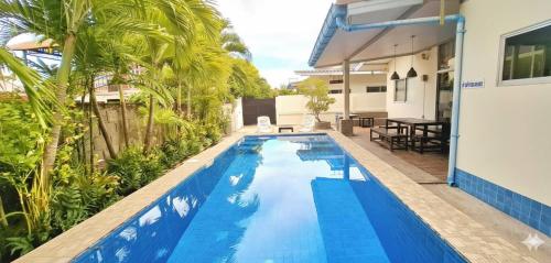 een zwembad in de achtertuin van een huis bij บ้านพิม in Pran Buri