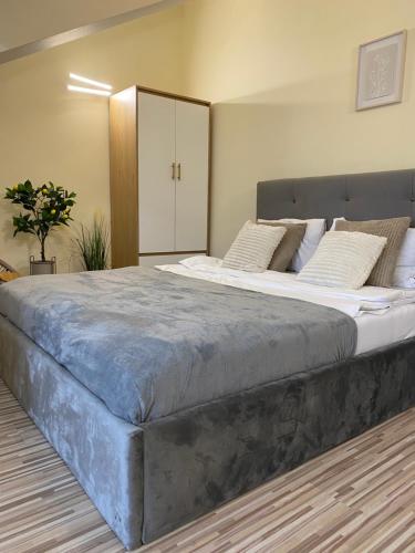 a large bed in a room with a large bedvisor at Garden Residence in Constanţa