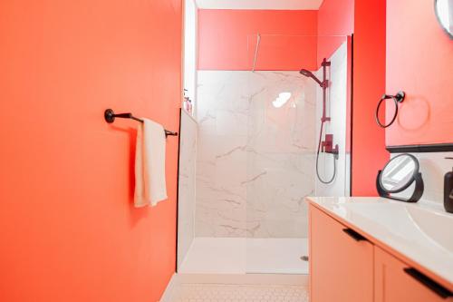 Koupelna v ubytování Colorful Downtown Apartment with Terrace