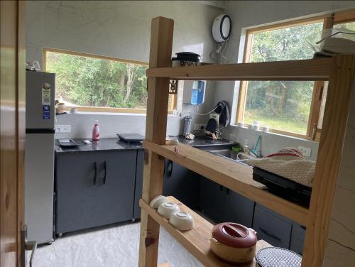 ダルムシャーラにあるShepherds Of Dharamshalaのシンクとカウンタートップのあるキッチン