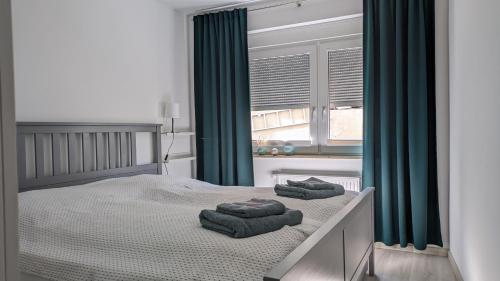a bedroom with a bed with two towels on it at Moderne 3-Zimmer-Ferienwohnung direkt am Saaleradwanderweg in Halle an der Saale