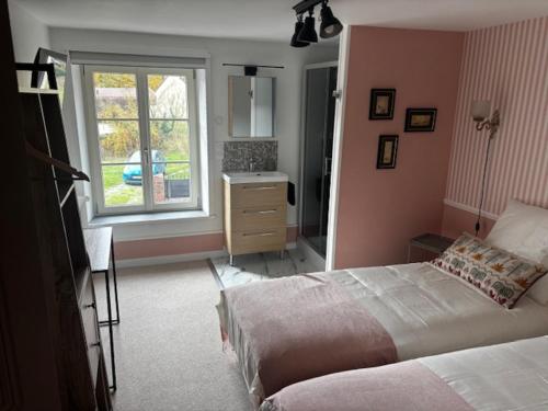 Ένα ή περισσότερα κρεβάτια σε δωμάτιο στο Auberge Maillebois chambre Lou