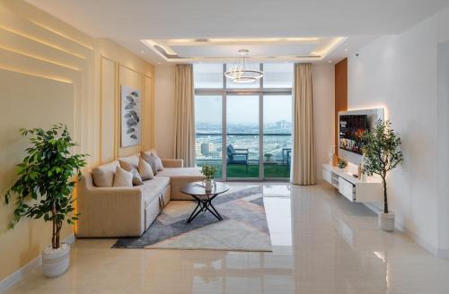Luxury 3 BR w Floating Bed in Dubai Marina DEC 902