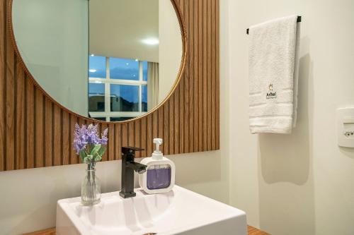 Ένα μπάνιο στο Riviera Concept 1 Qto e Piscina by Achei Camboriú