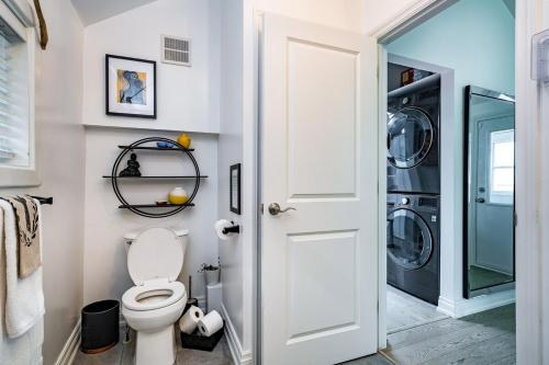 La salle de bains est pourvue de toilettes et d'un lave-linge. dans l'établissement Driftwood on 6th Heritage Downtown Collingwood, à Collingwood