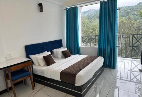 Postel nebo postele na pokoji v ubytování Rima adventure Tent munnar Suryanelli