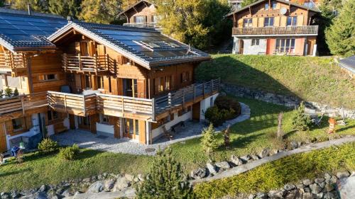 Tòa nhà nơi nhà gỗ tọa lạc