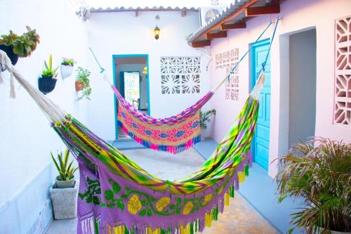 een hangmat op de binnenplaats van een huis bij La Casita De Emma in Ríohacha