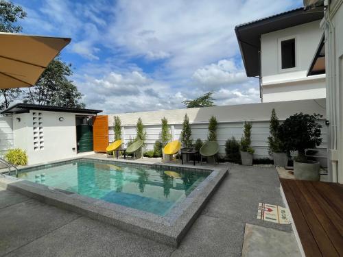 a swimming pool in the backyard of a house at Sleep Shot Pool Villa in Ban Fang Min