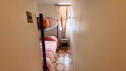 Ένα ή περισσότερα κρεβάτια σε δωμάτιο στο 11-3 Depto amoblado y equipado a pasos de la playa Arica!!