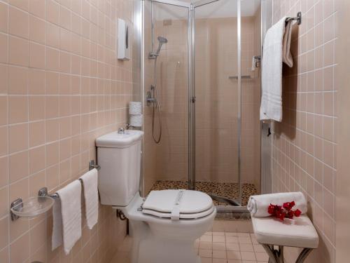 タオルミーナにあるホテル ベル ソッジョールノのトイレとシャワー付きのバスルーム