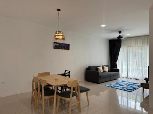 Posezení v ubytování Big Big Big family escape 4BR side pool view, Ipoh