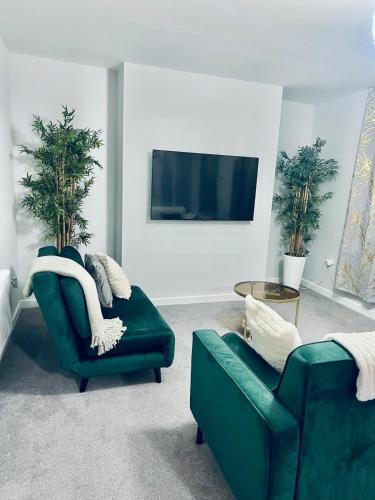 TV a/nebo společenská místnost v ubytování 2 Bedroom Cosy Apartment in Strood High Street F6