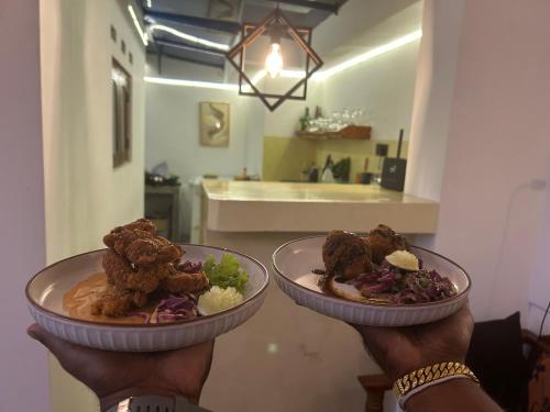 Comida en o cerca de este hotel