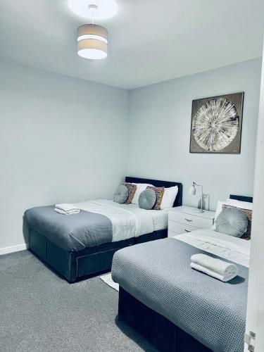 Postel nebo postele na pokoji v ubytování 2 Bedroom Cosy Apartment in Strood High Street F6