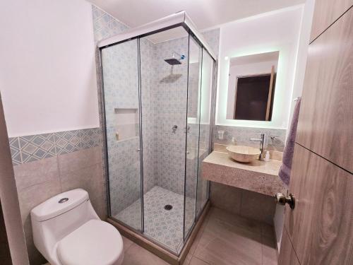 een badkamer met douche, toilet en wastafel bij Casa Fray in San Miguel de Allende